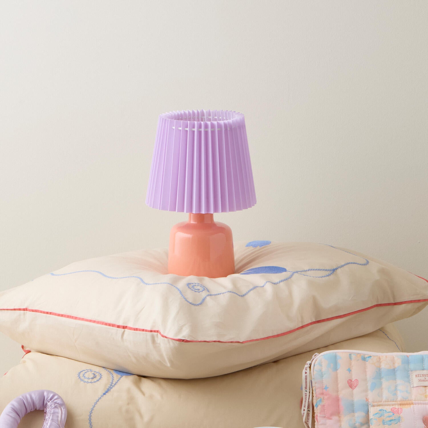 Plisse bordlampe, peach/lilla - H29,5 cm